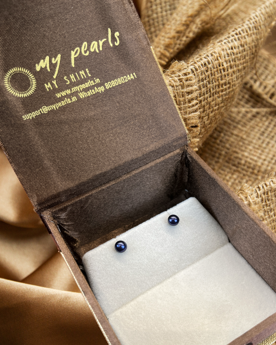 My Pearls 4 mm Peacock Black Pearl studs