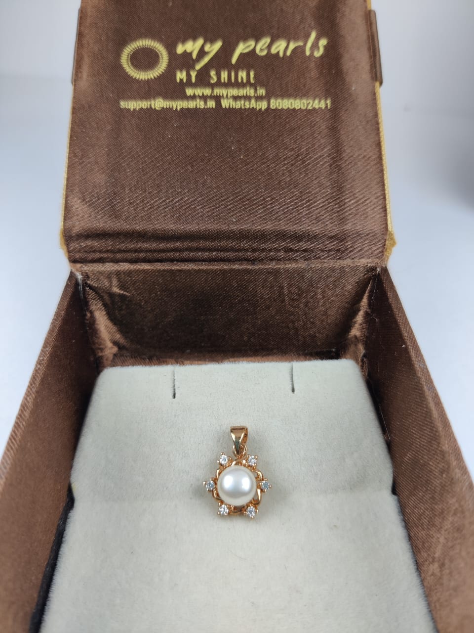 My Pearls Charming flower pendent